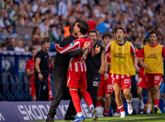 ESP: LaLiga EA Sports RCD Espanyol v Atletico Madrid Alex Baena of Atletico de Madrid scores goal and celebrates with Diego Simeone coach of Atletico de Madrid during LaLiga EA Sports between RCD Espanyol v Atletico Madrid played at RCDE Stadium in El Prat de Llobregat, Barcelona on October 17, 2026 in Spain Spain Futbol Copyright: xAgenciaxLOFx