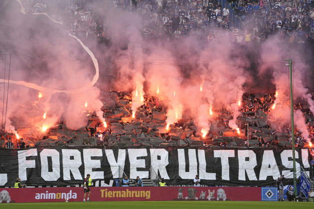 Foto : die Fans des HSV zünden vor dem Anpfiff ein paar Bengalos Fussball Bundesliga , 6. Spieltag am Sa. 17.10.2026 Hamburger SV - VfB Stuttgart