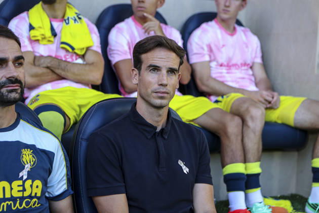 October 17, 2026, Villarreal, Castellon, SPAIN: Inigo Perez, head coach of Villarreal CF, looks on during the Spanish league, LaLiga EA Sports, football match played between Villarreal CF and Elche CF at La Ceramica stadium on October 17, 2026, in Villarreal, Spain. Villarreal SPAIN - ZUMAa181 20261017_zaa_a181_192 Copyright: xIvanxTerronx