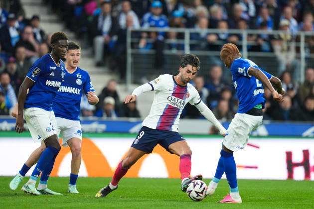 RC Strasbourg Alsace v Paris Saint-Germain - Ligue 1 McDonald s 2026 2027 Karim COULIBALY of Strasbourg and Ferran TORRES Paris Saint germain and OSO of Strasbourg during Ligue 1 McDonald s match between Strasbourg and Paris at Stade de la Meinau on October 17, 2026 in Strasbourg, France. Strasbourg France  Copyright: xDanielxDerajinskix 776577014