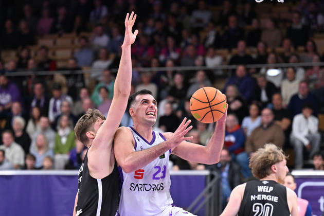 BG Göttingen - Nürnberg Falcons 17.10.2026, Göttingen: Basketball; 2. Bundesliga, ProA, BG Göttingen - Nürnberg Falcons, 5. Spieltag, Sparkassen-Arena. : Omar Pajic (BG Göttingen) zieht zum Korb. Göttingen Niedersachsen Deutschland