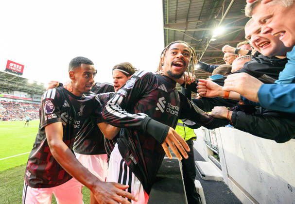 17 October 2026 - Brentford v Liverpool - Premier League - Gtech Stadium - London. Brentford v Liverpool - Premier League - Gtech Stadium - London. Alexander Isak celebrates his goal with Bradley Barcola and the Liverpool fans. Picture : Mark Pain LONDON England  Copyright: xMarkxPainx