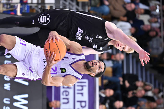 BG Göttingen - Nürnberg Falcons 17.10.2026, Göttingen: Basketball; 2. Bundesliga, ProA, BG Göttingen - Nürnberg Falcons, 5. Spieltag, Sparkassen-Arena. : Zach Jackson (r, BG Göttingen) kämpft mit Ty Allred (l, Nürnberg Falcons) um den Ball. Göttingen Niedersachsen Deutschland