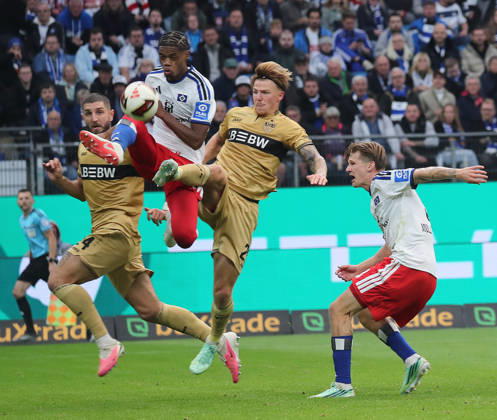 Warmed Omari (Hamburger SV), Finn Jeltsch (VfB Stuttgart) Fussball, Herren, Saison 2026 2027,1.Liga, Volksparkstadion, Hamburger SV gegen VfB Stuttgart, 1-0 DFL REGULATIONS PROHIBIT ANY USE OF PHOTOGRAPHS AS IMAGE SEQUENCES AND OR QUASI-VIDEO.