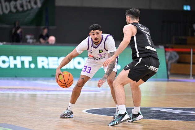BG Göttingen - Nürnberg Falcons 17.10.2026, Göttingen: Basketball; 2. Bundesliga, ProA, BG Göttingen - Nürnberg Falcons, 5. Spieltag, Sparkassen-Arena. : Tai Bibbs (l, BG Göttingen) dribbelt gegen den verteidigenden Tim Köpple (r, Nürnberg Falcons). Göttingen Niedersachsen Deutschland