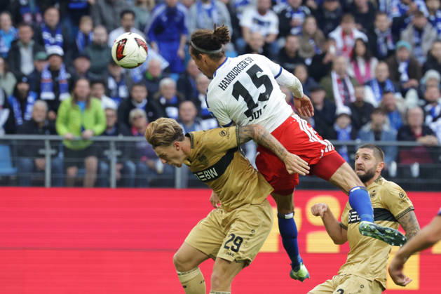 2026.10.17 xfsx Fussball 1. Bundesliga Hamburger Sportverein - VfB Stuttgart v.l. Finn Jeltsch (VfB Stuttgart, 29), Yussuf Poulsen (Hamburger SV, 15) Kopfball, Kopfballduell (DFL DFB regulations prohibit any use of photographs as image sequences and or quasi-video. Copyright: HMBxMedia FernandoxSoares