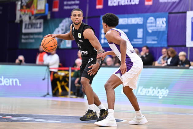 BG Göttingen - Nürnberg Falcons 17.10.2026, Göttingen: Basketball; 2. Bundesliga, ProA, BG Göttingen - Nürnberg Falcons, 5. Spieltag, Sparkassen-Arena. Xavier Bell (l, Nürnberg Falcons) dribbelt gegen Nils Owen Schmitz (r, BG Göttingen). Göttingen Niedersachsen Deutschland