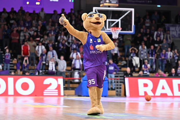 BG Göttingen - Nürnberg Falcons 17.10.2026, Göttingen: Basketball; 2. Bundesliga, ProA, BG Göttingen - Nürnberg Falcons, 5. Spieltag, Sparkassen-Arena Ein Maskottchen ist auf dem Spielfeld. Göttingen Niedersachsen Deutschland