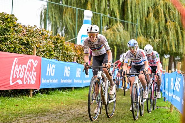 Dutch Lucinda Brand of Lidl-Trek and Dutch Inge Van der Heijden are pictured in action during the women s elite race of the Berencross Meulebeke cyclocross cycling event, race 2 8 in the HG Cross competition, on Saturday 17 October 2026. DAVIDxPINTENS  x190096253x
