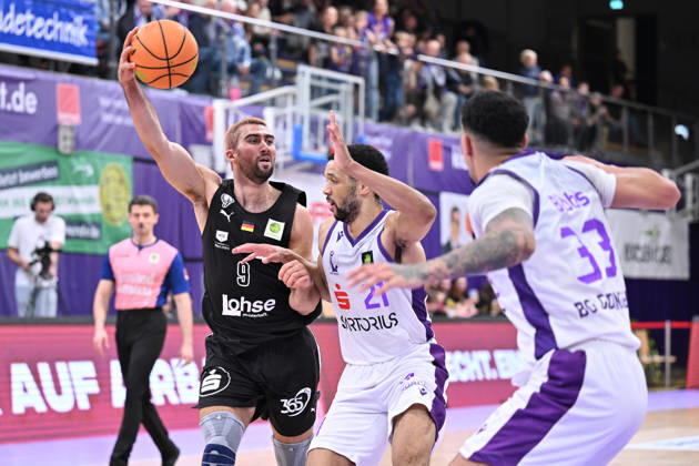 BG Göttingen - Nürnberg Falcons 17.10.2026, Göttingen: Basketball; 2. Bundesliga, ProA, BG Göttingen - Nürnberg Falcons, 5. Spieltag, Sparkassen-Arena. Dominick von Waaden (l, Nürnberg Falcons) wirft. Göttingen Niedersachsen Deutschland