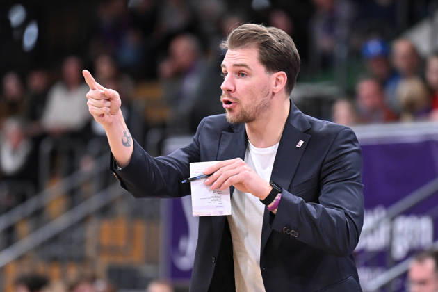 BG Göttingen - Nürnberg Falcons 17.10.2026, Göttingen: Basketball; 2. Bundesliga, ProA, BG Göttingen - Nürnberg Falcons, 5. Spieltag, Sparkassen-Arena. Co-Trainer Martins Gulbis Martynas Airosius (BG Göttingen) gibt Anweisungen. Göttingen Niedersachsen Deutschland