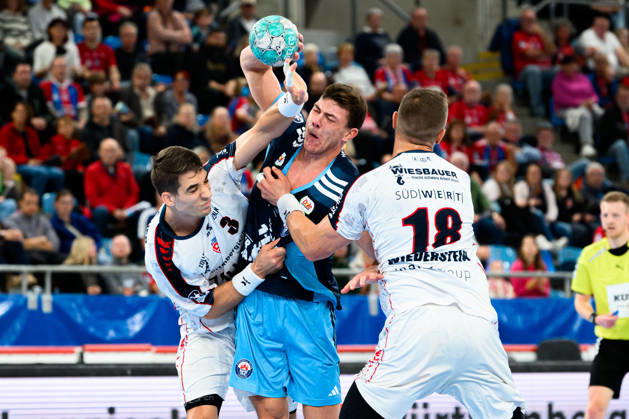 Bietigheim: HBL - 26 27 - SG BBM Bietigheim - Handball Club Hamburg v. li. im Zweikampf Nikola Vlahovic (Bietigheim) und Nicolaj Joergensen (Hamburg), Fabian Wiederstein (Bietigheim) Bietigheim-Bissingen Egetrans Arena Baden-Württemberg Deutschland