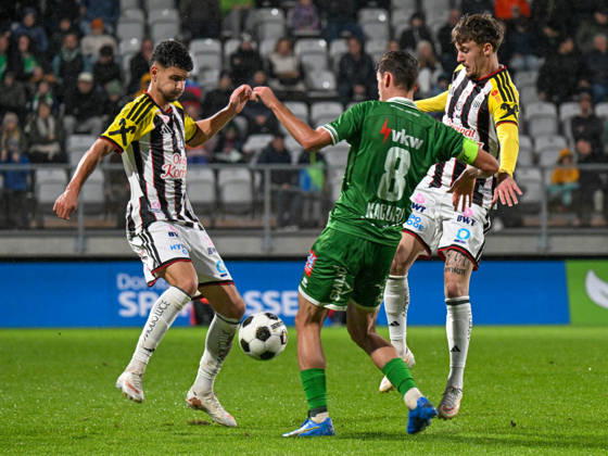 SOCCER - BL, A.Lustenau vs LASK LUSTENAU,AUSTRIA,17.OCT.26 - SOCCER - ADMIRAL Bundesliga, SC Austria Lustenau vs Linzer ASK. Image shows Daniel Elfadli (LASK), Dion Kacuri (A.Lustenau) and Christoph Lang (LASK).  GEPAxpictures xOliverxLerch