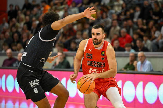 Viktor Kovacevic Barmer 2. Basketball Bundesliga, Pro A, 5. Spieltag, 46ers, Basketball Saison 2026 2027, BBL, Deutschland, Gießen 46ers RheinStars Köln, Gießen in rot, Herren, Männer, Köln in schwarz