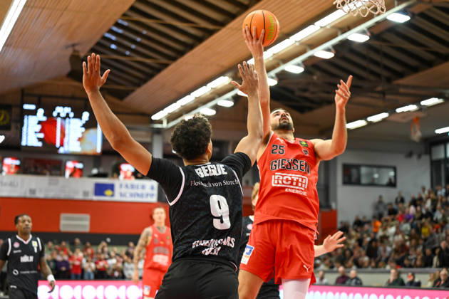 Viktor Kovacevic Barmer 2. Basketball Bundesliga, Pro A, 5. Spieltag, 46ers, Basketball Saison 2026 2027, BBL, Deutschland, Gießen 46ers RheinStars Köln, Gießen in rot, Herren, Männer, Köln in schwarz