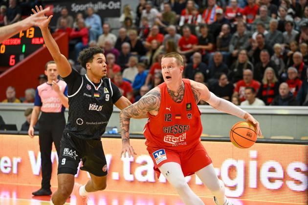 Maxi Begue, Robin Benzing Barmer 2. Basketball Bundesliga, Pro A, 5. Spieltag, 46ers, Basketball Saison 2026 2027, BBL, Deutschland, Gießen 46ers RheinStars Köln, Gießen in rot, Herren, Männer, Köln in schwarz