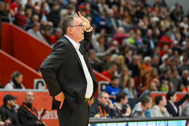Branislav Ignjatovic Barmer 2. Basketball Bundesliga, Pro A, 5. Spieltag, 46ers, Basketball Saison 2026 2027, BBL, Deutschland, Gießen 46ers RheinStars Köln, Gießen in rot, Herren, Männer, Köln in schwarz
