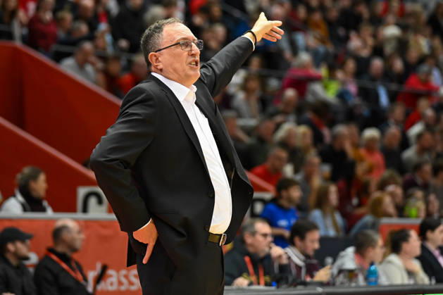 Branislav Ignjatovic Barmer 2. Basketball Bundesliga, Pro A, 5. Spieltag, 46ers, Basketball Saison 2026 2027, BBL, Deutschland, Gießen 46ers RheinStars Köln, Gießen in rot, Herren, Männer, Köln in schwarz