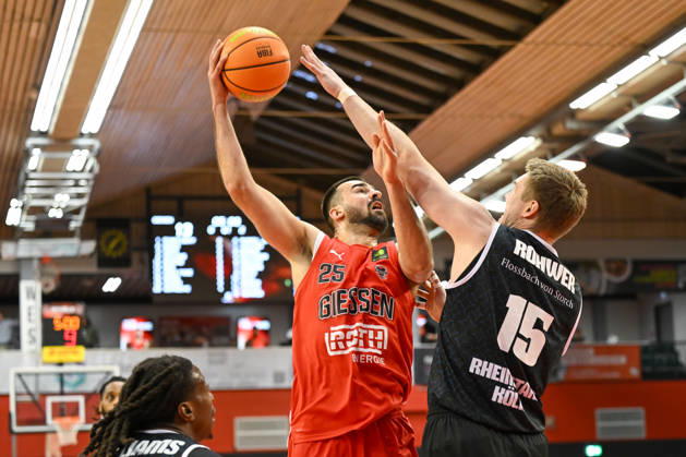 Viktor Kovacevic, Björn Roher Barmer 2. Basketball Bundesliga, Pro A, 5. Spieltag, 46ers, Basketball Saison 2026 2027, BBL, Deutschland, Gießen 46ers RheinStars Köln, Gießen in rot, Herren, Männer, Köln in schwarz