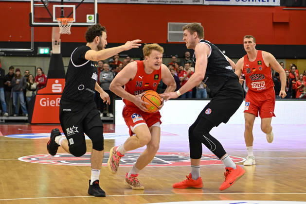 Luis König Figge Barmer 2. Basketball Bundesliga, Pro A, 5. Spieltag, 46ers, Basketball Saison 2026 2027, BBL, Deutschland, Gießen 46ers RheinStars Köln, Gießen in rot, Herren, Männer, Köln in schwarz