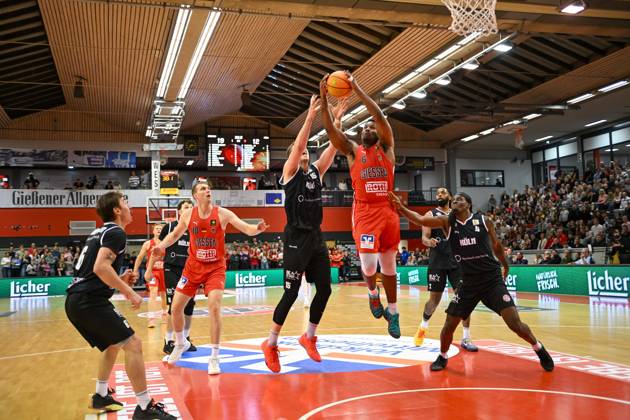 Alex Williams Barmer 2. Basketball Bundesliga, Pro A, 5. Spieltag, 46ers, Basketball Saison 2026 2027, BBL, Deutschland, Gießen 46ers RheinStars Köln, Gießen in rot, Herren, Männer, Köln in schwarz