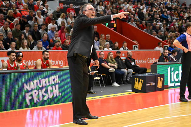 Branislav Ignjatovic Barmer 2. Basketball Bundesliga, Pro A, 5. Spieltag, 46ers, Basketball Saison 2026 2027, BBL, Deutschland, Gießen 46ers RheinStars Köln, Gießen in rot, Herren, Männer, Köln in schwarz