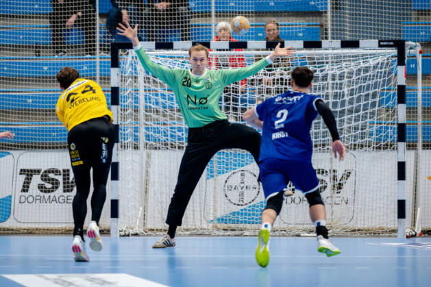 Dormagen, 17.10.2026, Handball, Herren, 2. Bundesliga, 8. Spieltag, 2026 2027: TSV Bayer Dormagen HSC 2000 Coburg Sven Weßeling (HSC 2000 Coburg, 24) beim Siebenmeter gegen Christian Simonsen (TSV Bayer Dormagen, 20) Dormagen TSV Bayer Sportcenter NRW Germany