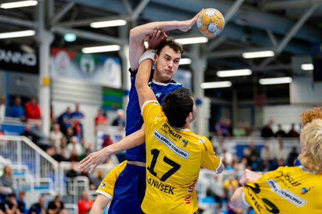 Dormagen, 17.10.2026, Handball, Herren, 2. Bundesliga, 8. Spieltag, 2026 2027: TSV Bayer Dormagen HSC 2000 Coburg Moritz Köster (TSV Bayer Dormagen, 14) im Zweikampf mit Nejc Planinsek (HSC 2000 Coburg, 17) Dormagen TSV Bayer Sportcenter NRW Germany