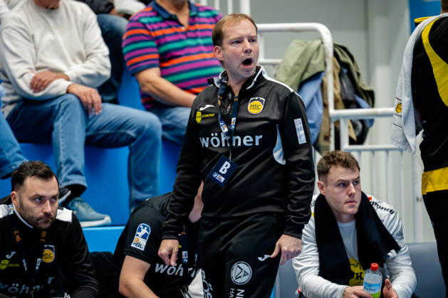 Dormagen, 17.10.2026, Handball, Herren, 2. Bundesliga, 8. Spieltag, 2026 2027: TSV Bayer Dormagen HSC 2000 Coburg Jan Gorr (Trainer HSC 2000 Coburg) ruft seinen Spielern zu Dormagen TSV Bayer Sportcenter NRW Germany