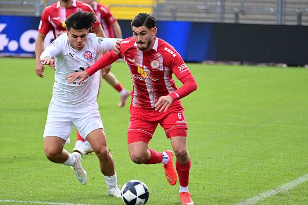 17.10.2026 xkhx Kassel, Auestadion Regionalliga Südwest Saison 2026 2027 KSV Hessen Kassel - VFR Mannheim Tyrese Alexander Zeigler (VFR) gegen Aaron Liesche Prieto (6, Hessen Kassel)