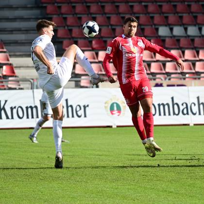 17.10.2026 xkhx Kassel, Auestadion Regionalliga Südwest Saison 2026 2027 KSV Hessen Kassel - VFR Mannheim Hans Juraj Hartmann (VFR) gegen Cemal Sezer (29, hessen Kassel)