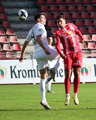 17.10.2026 xkhx Kassel, Auestadion Regionalliga Südwest Saison 2026 2027 KSV Hessen Kassel - VFR Mannheim Hans Juraj Hartmann (VFR) gegen Cemal Sezer (29, hessen Kassel)