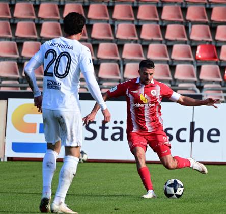 17.10.2026 xkhx Kassel, Auestadion Regionalliga Südwest Saison 2026 2027 KSV Hessen Kassel - VFR Mannheim Flamur Berisha (VFR) gegen Adrian Bravo Sanchez (17, Hessen Kassel)