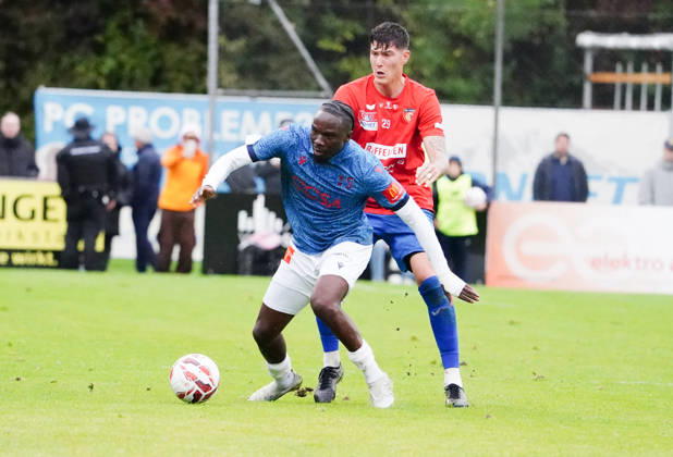 17.10.26 Cham Schweiz. Fussball Herren Saison 2026-2027 Schweizer Cup 2.Hauptrunde SC Cham - FC Sion 0:2 Bild ; Josias Lukembila FC Sion hinten Jorge Mario Buehler FC Cham Aktion Zweikampf