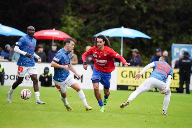 17.10.26 Cham Schweiz. Fussball Herren Saison 2026-2027 Schweizer Cup 2.Hauptrunde SC Cham - FC Sion 0:2 Bild ; Josias Lukembila und Nias Hefti FC Sion gegen Marin Wiskemann FC Cham Re. Aktion