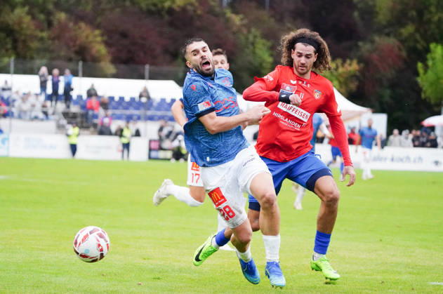 17.10.26 Cham Schweiz. Fussball Herren Saison 2026-2027 Schweizer Cup 2.Hauptrunde SC Cham - FC Sion 0:2 Bild ; Hajrizi Kreshnik FC Sion gegen Marin Wiskemann FC Cham Re. Aktion Zweikampf