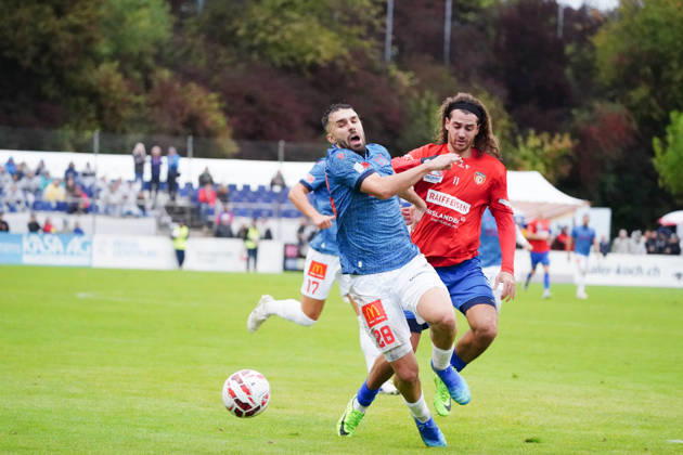 17.10.26 Cham Schweiz. Fussball Herren Saison 2026-2027 Schweizer Cup 2.Hauptrunde SC Cham - FC Sion 0:2 Bild ; Hajrizi Kreshnik FC Sion gegen Marin Wiskemann FC Cham Re. Aktion Zweikampf
