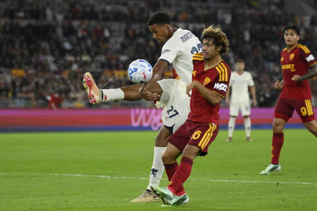 Genoa’s Alessandro Marcandalli fights for the ball with Roma’s Rodrigo Mora during the Serie A Enilive soccer match between AS Roma and Genoa at the Rome s Olympic stadium, Italy - October 17, 2026. - Soccer.  Copyright: xFabrizioxCorradetti LaPressex