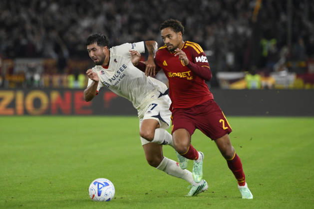 Roma’s Wesley fights for the ball with Genoa’s Mikael Egill Ellertsson during the Serie A Enilive soccer match between AS Roma and Genoa at the Rome s Olympic stadium, Italy - October 17, 2026. - Soccer.  Copyright: xFabrizioxCorradetti LaPressex