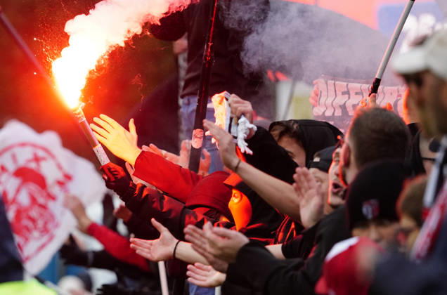 17.10.26 Cham Schweiz. Fussball Herren Saison 2026-2027 Schweizer Cup 2.Hauptrunde SC Cham - FC Sion 0:2 Bild . FC Sion Auswaertsfans zuenden Pyros , Bengalfackeln Bengalos .Fankultur