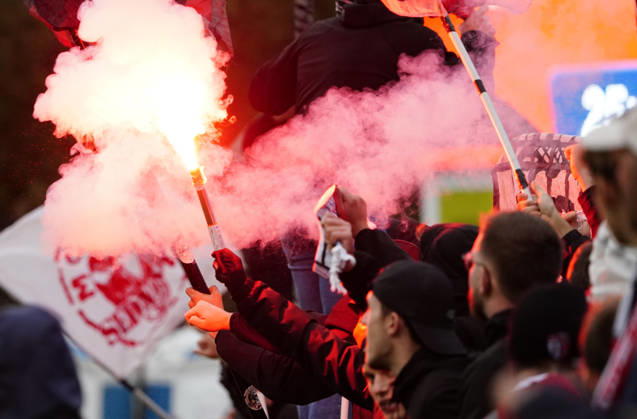 17.10.26 Cham Schweiz. Fussball Herren Saison 2026-2027 Schweizer Cup 2.Hauptrunde SC Cham - FC Sion 0:2 Bild . FC Sion Auswaertsfans zuenden Pyros , Bengalfackeln Bengalos .Fankultur