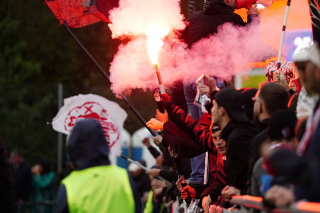 17.10.26 Cham Schweiz. Fussball Herren Saison 2026-2027 Schweizer Cup 2.Hauptrunde SC Cham - FC Sion 0:2 Bild . FC Sion Auswaertsfans zuenden Pyros , Bengalfackeln Bengalos .Fankultur