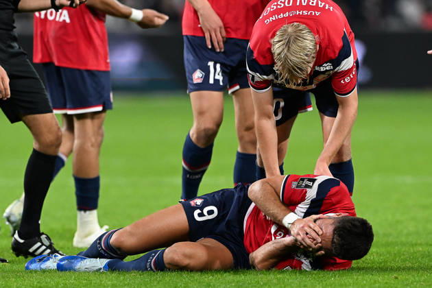 261017 Lille OSC vs Brest Olivier Giroud (9) of Lille lies injured on the ground during the French Mc Donalds Ligue 1 season 2026 - 2027 matchday 7 game between Lille OSC and Stade Brest on October 17 , 2026 in Lille, France. (Photo by Jill Delsaux Isosport) Lille France  Copyright: xJillxDelsauxx DSC_3061