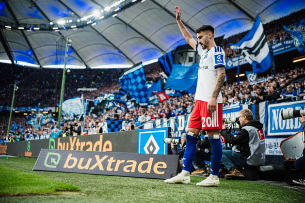 1. Bundesliga: Hamburger SV vs. VfB Stuttgart, 17.10.2026 Fabio Vieira (Hamburger SV, 20) bei einer Ecke ; Fußball, 1. Bundesliga, 6. Spieltag: Hamburger SV vs. VfB Stuttgart am 17.10.2026 im Volksparkstadion, Hamburg DFL REGULATIONS PROHIBIT ANY USE OF PHOTOGRAPHS AS IMAGE SEQUENCES AND OR QUASI-VIDEO. Copyright: xBEAUTIFULxSPORTS Tonhäuserx