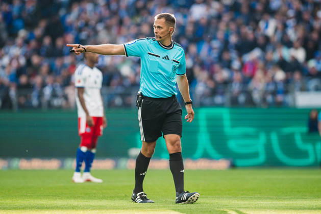 1. Bundesliga: Hamburger SV vs. VfB Stuttgart, 17.10.2026 Robert Hartmann (Schiedsrichter) ; Fußball, 1. Bundesliga, 6. Spieltag: Hamburger SV vs. VfB Stuttgart am 17.10.2026 im Volksparkstadion, Hamburg DFL REGULATIONS PROHIBIT ANY USE OF PHOTOGRAPHS AS IMAGE SEQUENCES AND OR QUASI-VIDEO. Copyright: xBEAUTIFULxSPORTS Tonhäuserx