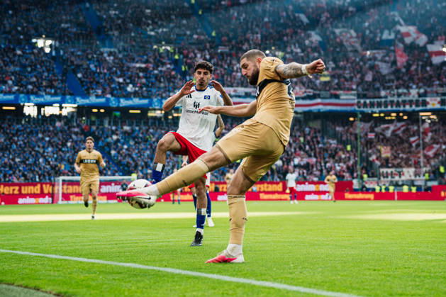 1. Bundesliga: Hamburger SV vs. VfB Stuttgart, 17.10.2026 Jeff Chabot (VfB Stuttgart, 24) schlägt den Ball in Richtung Martin Adeline (Hamburger SV, 5) ; Fußball, 1. Bundesliga, 6. Spieltag: Hamburger SV vs. VfB Stuttgart am 17.10.2026 im Volksparkstadion, Hamburg DFL REGULATIONS PROHIBIT ANY USE OF PHOTOGRAPHS AS IMAGE SEQUENCES AND OR QUASI-VIDEO. Copyright: xBEAUTIFULxSPORTS Tonhäuserx