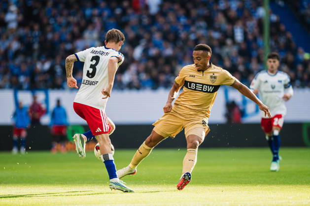 1. Bundesliga: Hamburger SV vs. VfB Stuttgart, 17.10.2026 David Moller Wolfe (Hamburger SV, 3) gegen Jamie Leweling (VfB Stuttgart, 18), Zweikampf ; Fußball, 1. Bundesliga, 6. Spieltag: Hamburger SV vs. VfB Stuttgart am 17.10.2026 im Volksparkstadion, Hamburg DFL REGULATIONS PROHIBIT ANY USE OF PHOTOGRAPHS AS IMAGE SEQUENCES AND OR QUASI-VIDEO. Copyright: xBEAUTIFULxSPORTS Tonhäuserx