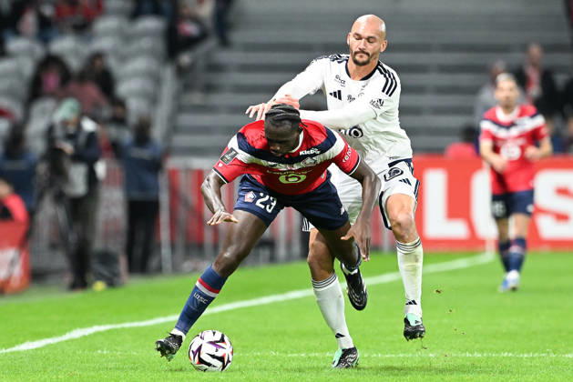 261017 Lille OSC vs Brest Kamory Doumbia (23) of Brest and Basar Onal (19) of Lille pictured during the French Mc Donalds Ligue 1 season 2026 - 2027 matchday 7 game between Lille OSC and Stade Brest on October 17 , 2026 in Lille, France. (Photo by Jill Delsaux Isosport) Lille France  Copyright: xJillxDelsauxx DSC_2433