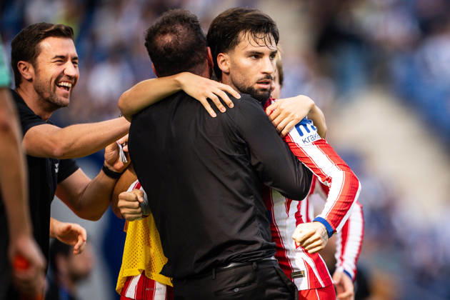 October 17, 2026, Barcelona, Spain, Spain: Alex BAENA of Atletico Madrid celebrate his goal with teammates during the LaLiga match between RCD Espanyol de Barcelona and Atletico de Madrid at RCDE Stadium on October 17, 2026 in Barcelona, Spain. RCD Espanyol De Barcelona V Atletico De Madrid - LaLiga  - ZUMAm308 20261017_zsp_m308_015 Copyright: xMatthieuxMirvillex