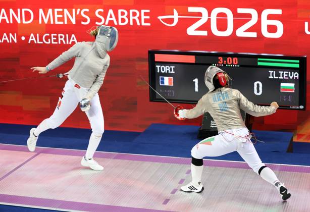 Coupe du Monde d escrime Oran 2026 la Francais Tori Toscane (gauche) affronte la bulgares Ilieva Yoana (droite), lors de la Finale individuelle du sabre fà minine, lors de la Coupe du monde d escrime 2026 a Oran, en Algerie, le 17 Octobre 2026 (Photo By Billel Bensalem APP Images) oran Algà rie Copyright: xAlgà riexPressexPhotosxAPPxBillelxBensalemx xAPPxImagesx 670A2951